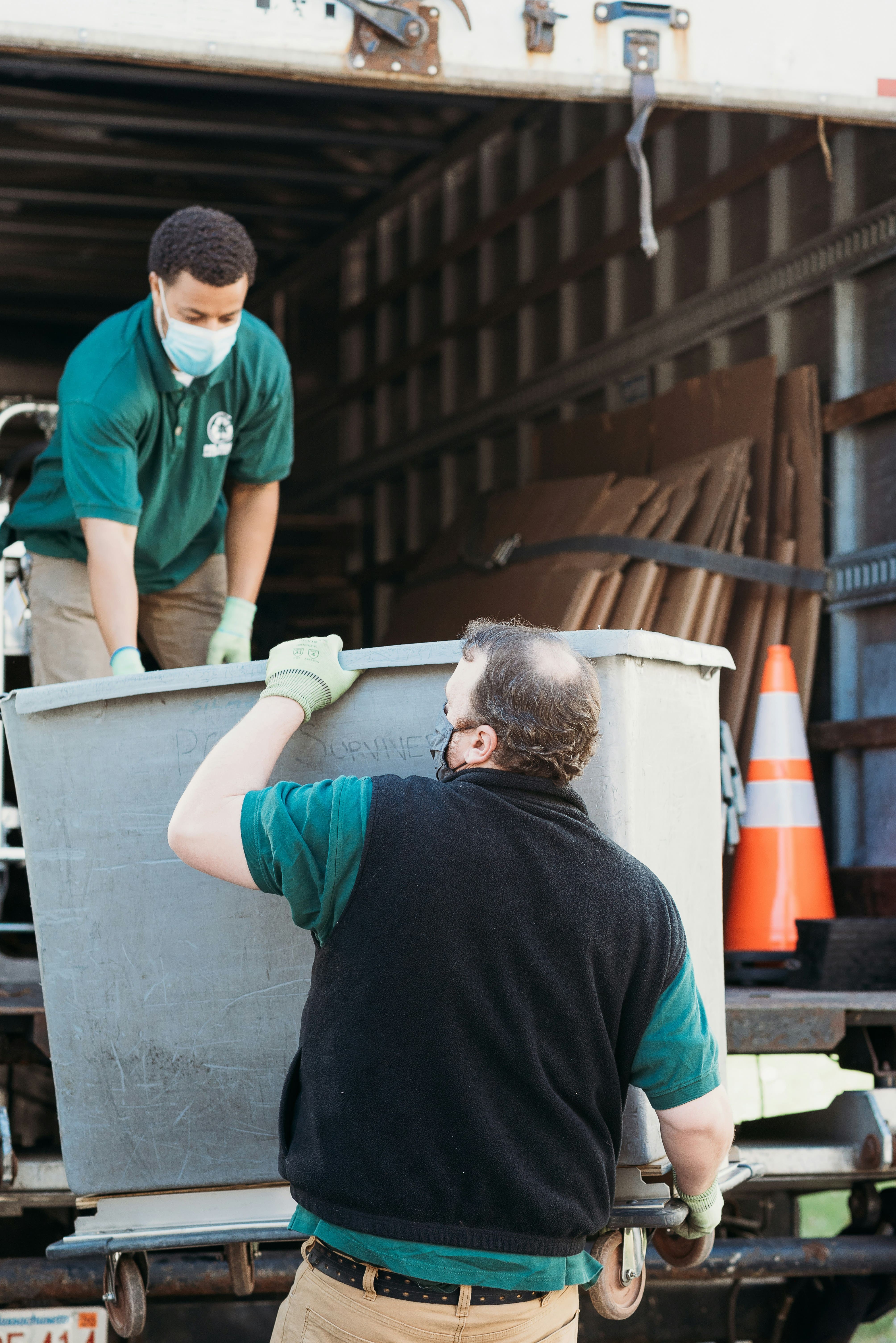 Découvrez pourquoi et comment recycler vos vêtements de travail usagés. Solutions de collecte et revalorisation textile professionnel pour entreprises.